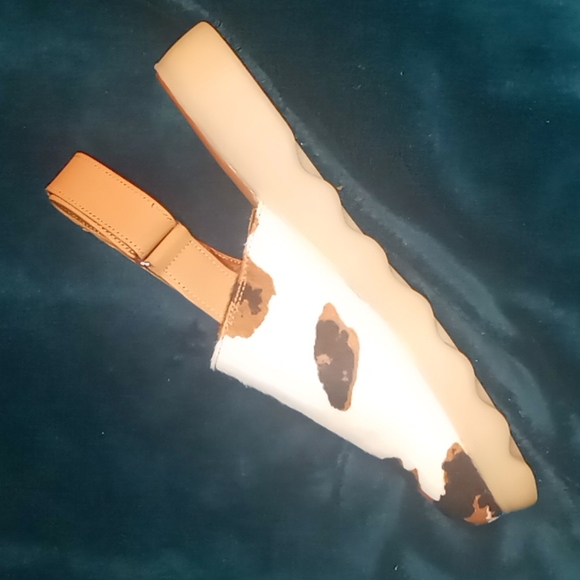 Gorgeous Animal Print Aerosoles Mules. - Picture 5 of 10